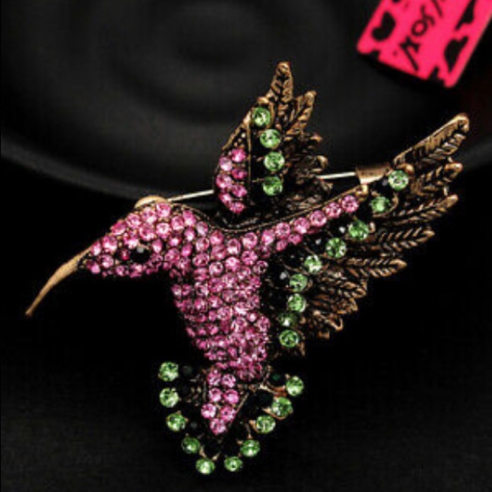 BETSEY JOHNSON~ Hummingbird pendant